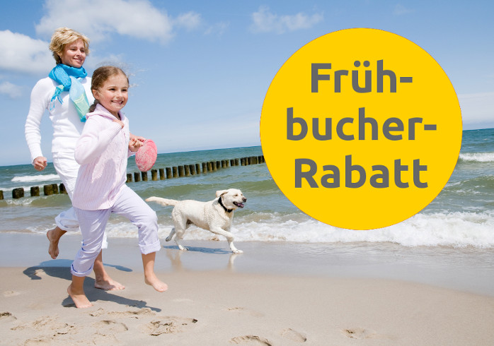 Kind und Mutter haben Spaß am Strand